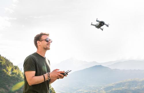 Drónokkal repülni: a virtualitás és a valóság közt